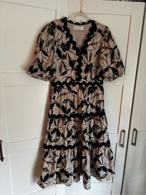 Pants Store Black and Cream Floral Tiered Short Sleeve Midi Dress Medium Cotton